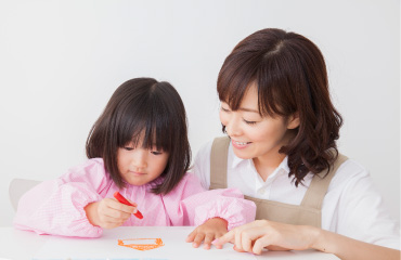 手を取る保育士